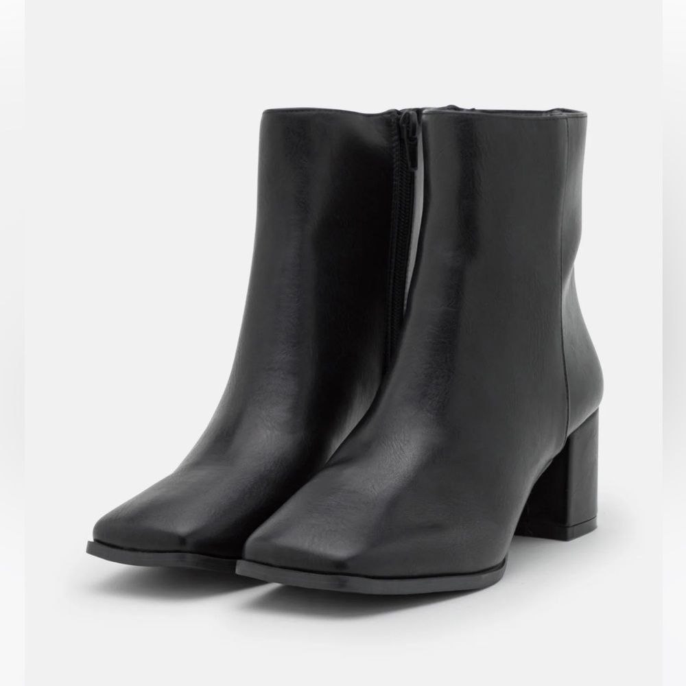Rubi Shoes by Cotton On Wide Fit
WIDE FIT ASHLEA SQUARE TOE CLASSIC BOOT - - Picture 2 of 5